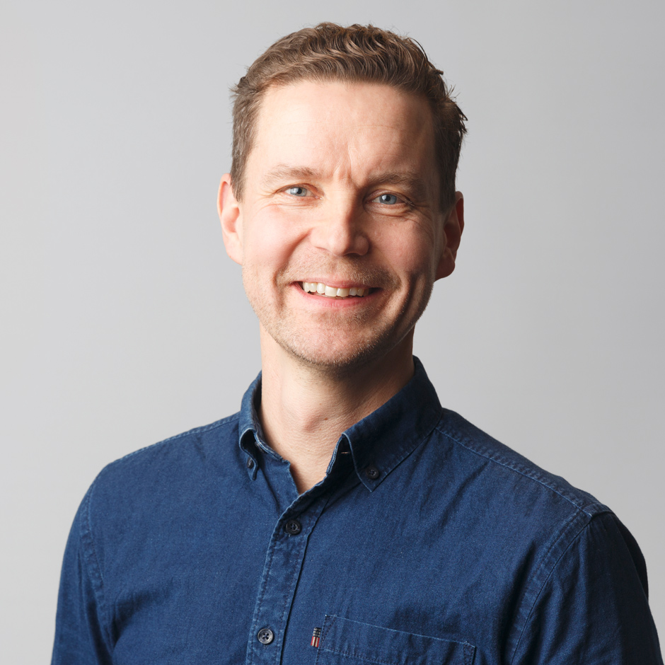 Företagsporträtt man mot ljus bakgrund